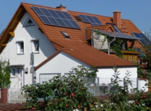 Speziallack könnte Solardächer ablösen (Foto: pixelio.de/Klaus-Uwe Gerhardt)