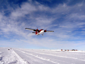 Aus dem Flugzeug vermessen deutsche Forscher die Antarktis-Berge (Foto: BGR)