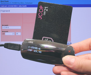 Kontrolle einer E-Banking-Transaktion mit dem Züricher Stick (Foto: IBM Research)