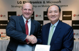 Handschlag für Partnerschaft: Microsofts Steve Ballmer und LGs Yong Nam (Foto: lge.com)