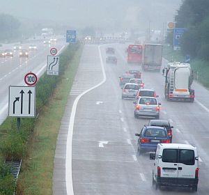 So lange wie möglich auf endender Spur bleiben, rät ein Verkehrsexperte (Bild: pixelio.de/Sturm)