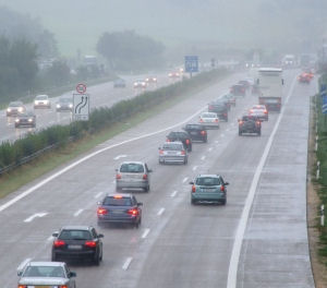 Erhöhte Verkehrssicherheit durch mitdenkende Autos (Foto: pixelio.de/Rainer Sturm)