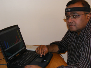 Gnanayutham zeigt sein Gedankensteuerungs-System (Foto: University of Portsmouth)