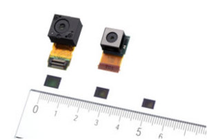 Sonys IMX060PQ (links unten), kleinere Bildsensoren und Linsenmodule (Foto: sony.net)