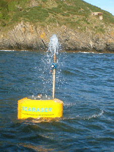 Der Searaser-Prototyp in den Wellen bei Dartmouth (Foto: Dartmouth Wave Energy)