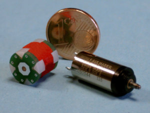 Energiemodul und Kleinstmotor im Vergleich zu 1-Cent-Münze (Foto: Triple-Sensor.de)