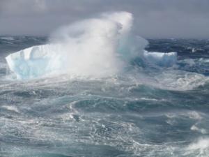 Raue See und Eisberge machen Messungen im Südpolarmeer zur Herausforderung (Foto: M. Viesbeck/IFM)