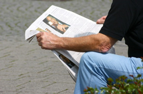 Die Zeitungsleserschaft wandert zunehmend ins Web ab (Foto: pixelio.de, wrw)