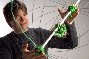 Rhodri Armour mit dem rollenden Spring-Roboter Jollbot (Foto: University of Bath)
