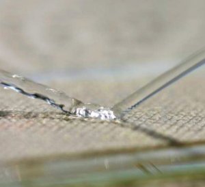 Der Wasserstrahl tritt in beschichtetes Gewebe nicht ein (Foto: Universität Zürich)