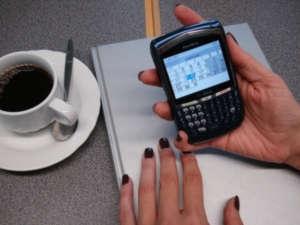 Bis 2020 typisch: Per Smartphone im IInternet (Foto: pixelio.de, Kigoo Images)