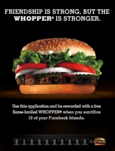Lieber einen Burger statt zehn Freunde (Foto: whoppersacrifice.com)