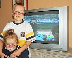 Fernseher: Für Kleinkinder nur beschränkt geeignet (Bild: pixelio.de/Ulli)