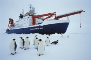 Vom Forschungsschiff Polarstern wird Eisenoxid ins Meer geschüttet (Foto: AWI)