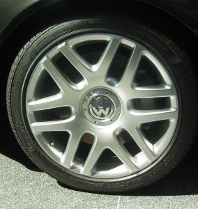 Nur VW-Fahrzeuge dürfen auf das Werksgelände (Foto: pixelio.de, Stihl024)