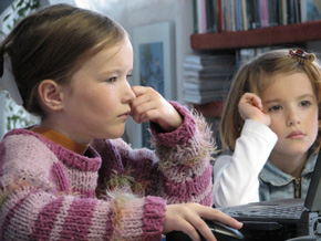 Die EU will Kinder besser vor Gefahren aus dem Internet schützen (Foto: pixelio.de, RainerSturm)