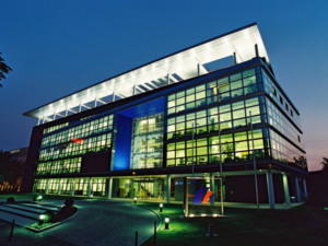 Postbank-Zentrale bei Nacht (Foto: Deutsche Postbank AG)