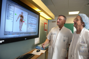 Chefarzt Christoffersen (re.) und Kollege beim Test der 3D-Visualisierung (Foto: IBM)