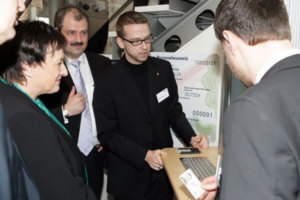 Bundesjustizministerin Zypries am CeBIT-Stand von OpenLimit