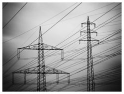 Das Stromnetz könnte ins Visier von Hackern geraten (Foto: pixelio.de, Manfred Schimmel)