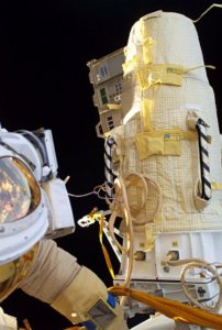 Die Messpuppe an der Außenwand der ISS bei der Installation durch einen Astronauten (Foto: TU Wien)