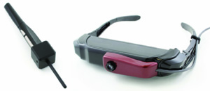 PhasAR-Controller und VR920-Brille mit aufgesetzter Kamera (Foto: Vuzix)