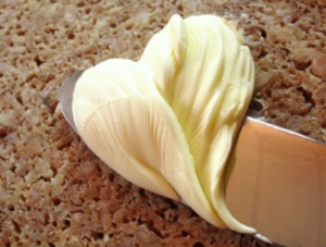Margarine enthält wertvolle lebenswichtige Fette (Foto: pixelio.de/Hautumm)