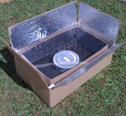 Die Kyoto-Box besteht aus Karton, schwarzer Farbe und einem Reflektor