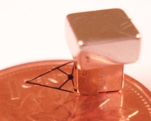 Bloß ein Gramm wiegt der fliegende Mikroroboter (Foto: University of Waterloo/Khamesee) Bloß ein Gramm wiegt der fliegende Mikroroboter (Foto: University of Waterloo/Khamesee)