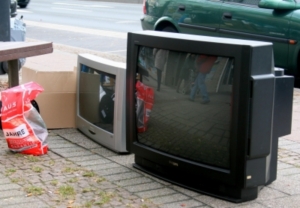Fernsehen wird zunehmend ausrangiert (Foto: pixelio.de, Etienne Rheindahlen)