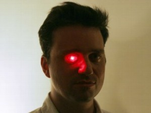 Rob Spence mit LED-Augenprothese (Foto: eyeborgproject.com)