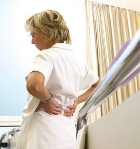 Rückenschmerzen können körperliche und psychosoziale Ursachen haben (Foto: BGW) Rückenschmerzen können körperliche und psychosoziale Ursachen haben (Foto: BGW)