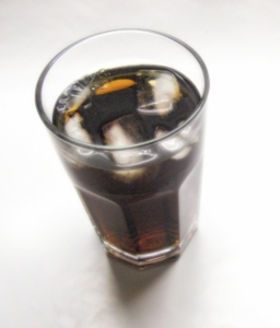 Manche trinken bis zu neun Liter Cola - und schädigen dabei ihre Muskeln (Foto: pixelio.de/Motograf)