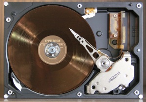 Online-Backup: Harddisks für Datentransfer üblich   (Foto: pixelio.de/Hans Peter Häge)