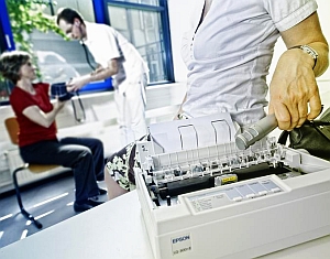 Achtung, Spionage: Der Anschlag der Nadeln verrät das Gedruckte (Foto: Bellhäuser - das Bilderwerk) Achtung, Spionage: Der Anschlag der Nadeln verrät das Gedruckte (Foto: Bellhäuser - das Bilderwerk)