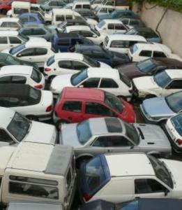 Immer mehr Autos sind zur Verschrottung vorgesehen (Foto: pixelio.de, Christine Schmidt)