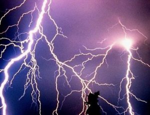 Noch immer ein Rätsel: Was gibt für Gewitterblitze den Ausschlag? (Foto: pixelio.de/Güllmeister)