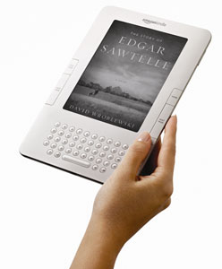 Fans bringen Kindle zu Signierstunde (Foto: Amazon)