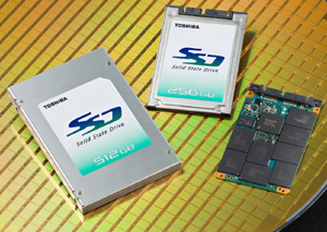 SSDs sind auf lange Sicht günstiger als normale Festplatten (Foto: Toshiba)
