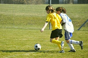 Fußballerinnen müssen besonders auf ihre Kreuzbander achten (Foto: pixelio.de/Michel)