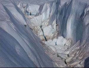 Große Risse konnte man schon im Vorjahr am Gletscher sehen (Bild: N. Cobbing/Greenpeace)