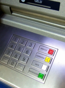 Abhebespesen am Geldautomaten gestiegen (Foto: pixelio.de, Rainer Sturm)