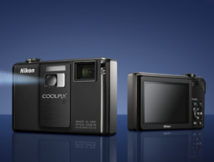 Die Coolpix S1000pj projiziert Fotos mit bis zu 40 Zoll Diagonale (Foto: Nikon)