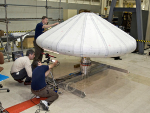 Der aufblasbare Hitzeschild landete nach dem Test im Atlantik (Bild: NASA/Sean Smith)