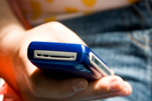 Mobile Apps verhindern SMS-Schreiben während der Autofahrt (Foto: pixelio.de, Viktor Schwabenland)
