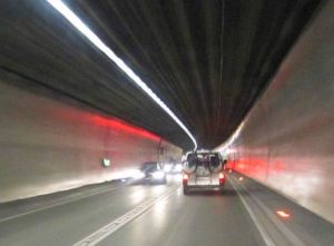 Kommt der Verkehr zum Stocken, belastet das die Tunnelluft besonders stark (Foto: pixelio.de/Sturm)