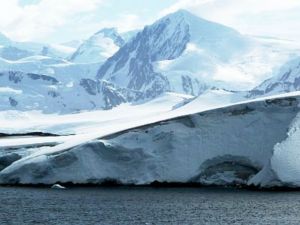 Die Bergwelt der Antarktis ist ideal für Astronomen - aber nur im Winter (Foto: pixelio.de/Klaus)