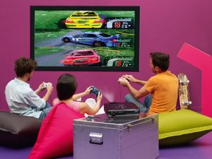 EH-TW450: Beamer-Erlebnis für Gamer (Foto: Epson)