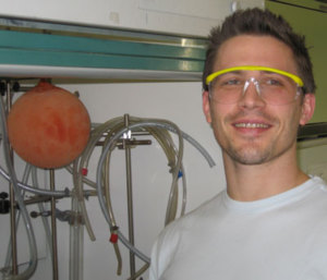 Thomas Magauer hat die Totalsynthese der neuen Substanz durchgeführt (Foto: privat) Thomas Magauer hat die Totalsynthese der neuen Substanz durchgeführt (Foto: privat)