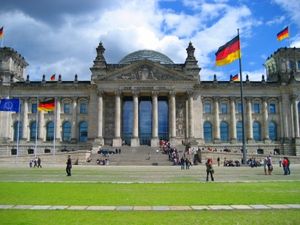 Reichstagsgebäude: Haben die Abgeordneten eine Ahnung von Open Source? (Foto: pixelio.de, kiPiX)